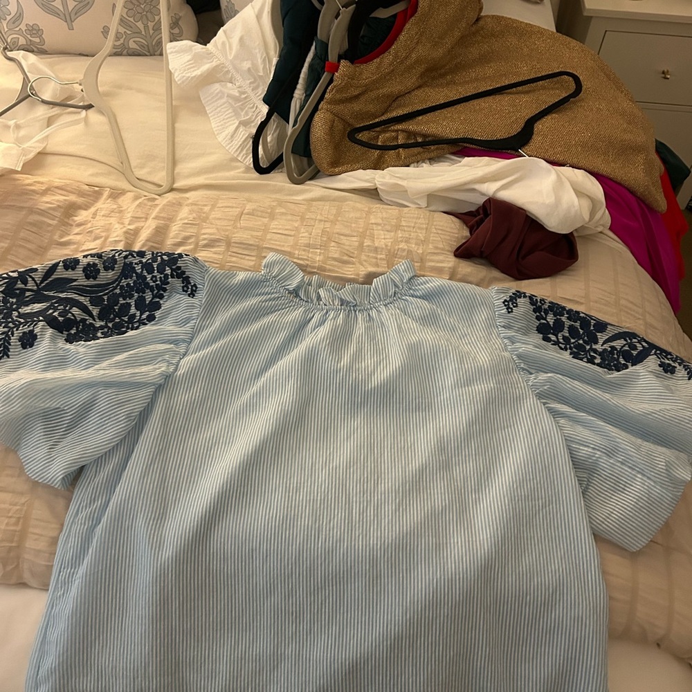 Women’s puff sleeve top
